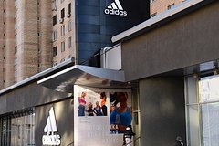 Стало известно о планах Adidas продать подразделение в России