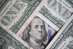 Финансист раскрыл риски хранения наличных долларов