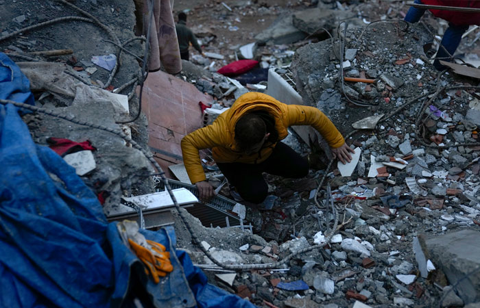 Число жертв землетрясения в Турции превысило 3,3 тыс. человек
