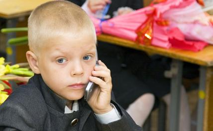 Учителя и родители оценили запрет на мобильные в школах