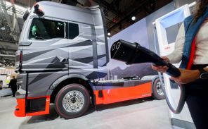 Непогода в Москве, ситуация в Донецке и Киргизии, экотуризм, красная дорожка кинофестиваля, работа боевых вертолетов: Фото за 24 часа