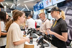 Отсутствие популярного блюда во &laquo;Вкусно &mdash; и точка&raquo; объяснили