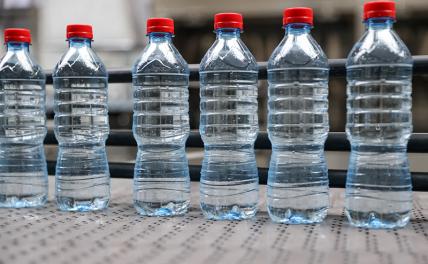 Врач-терапевт рассказала, когда вода в пластиковой бутылке становится смертельно опасной