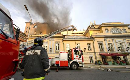 Сильный пожар в центре Москвы, слышны взрывы, частично перекрыто движение транспорта