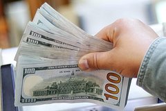 Доллар вернул себе статус самой торгуемой валюты в России