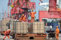 Китай заявил о крайне тяжелом положении в торговле