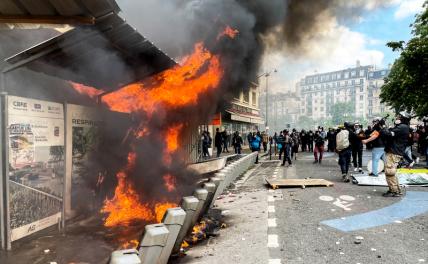 Экономист: расплачиваться за беспорядки во Франции придется абсолютно всем