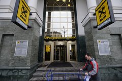 Raiffeisen Bank закрыл корсчета российских банков