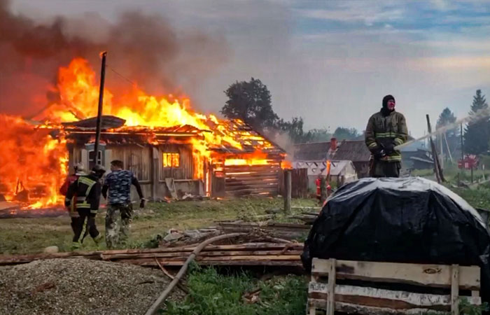 Число горящих строений в свердловском селе Шайдуриха увеличилось почти до 30
