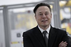 Маск отказался продавать акции Tesla в течение двух лет