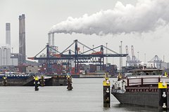В порту Роттердама оказались заблокированы тысячи идущих в Россию грузов