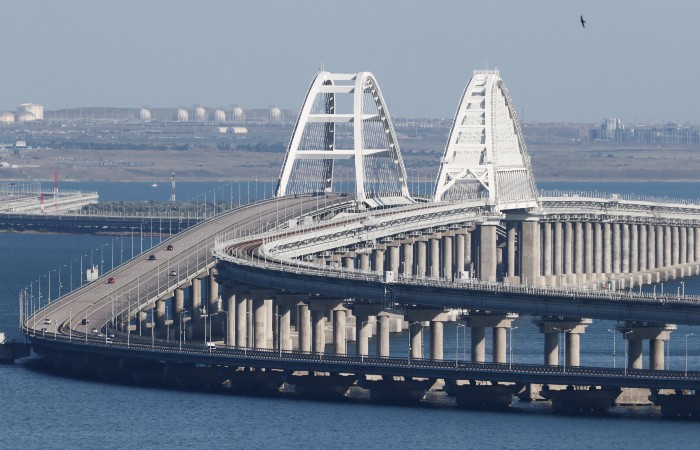 Крымский мост открыт для движения после отражения ракетной атаки в районе Керчи