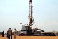 Уганда начала добывать нефть