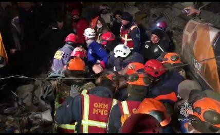 ТRТ: Спасатели через 197 часов достали из-под завалов в Турции юношу