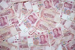 В России пожаловались на невозможность занимать в юанях надолго