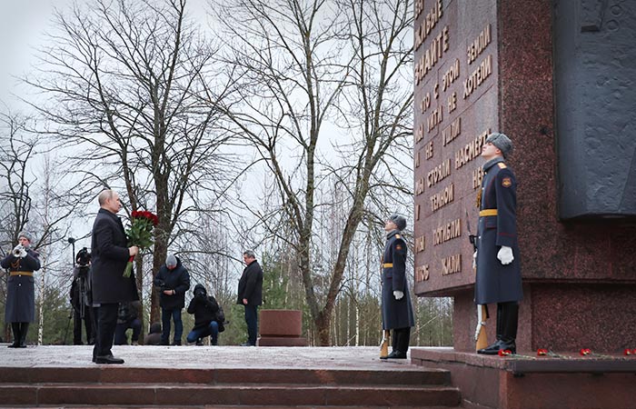 Путин возложил венок к монументу "Мать-Родина" на Пискаревском кладбище