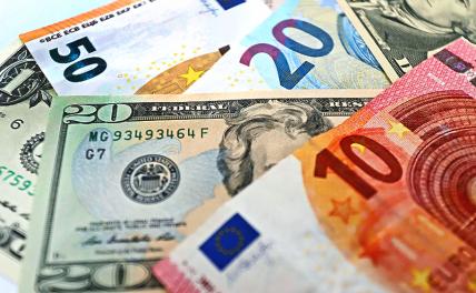 Новости курса валют: доллар и евро упали после утреннего рывка
