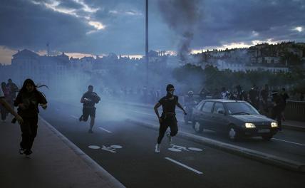 Эксперт: на фоне конфликта на Украине протесты во Франции переросли в слепой бунт