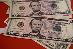 Аналитик назвал возможную причину отказа США от доллара