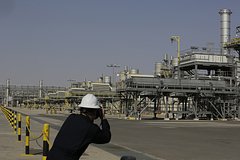 Саудовская Аравия понизит цены на нефть для Европы и поднимет для США