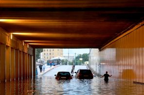 Затопленные улицы и станции метро, поваленные деревья, плавающие авто, протечки в зданиях Госдумы и Совфеда: Последствия ливня в Москве