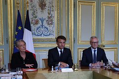 Макрон призвал министров сделать все возможное для порядка во Франции
